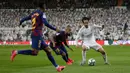 Gelandang Real Madrid, Isco berebut bola dengan pemain Barcelona, Arturo Vidal dan Nelson Semedo pada lanjutan pertandingan La Liga di Santiago Bernabeu, Minggu (2/3/2020).  Real Madrid membungkam Barcelona 2-0 dan merebut puncak klasemen dari Barcelona. (AP/Andrea Comas)