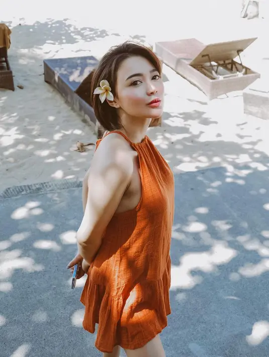 Berpose dengan angle berbeda, Wika Salim  terlihat cantik dan menggemaskan dengan pose kedua tangan di belakang.  (Instagram/wikasalim)