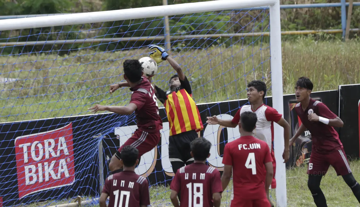 Kiper UIN Alauddin, Zaenal, berusaha menangkap bola saat melawan Universitas Negeri Makassar (UNM) pada laga Torabika Campus Cup 2017 di Stadion UNM, Makassar, Rabu, (18/10/2017). UNM menang 1-0 atas UIN Alauddin. (Bola.com/M Iqbal Ichsan)
