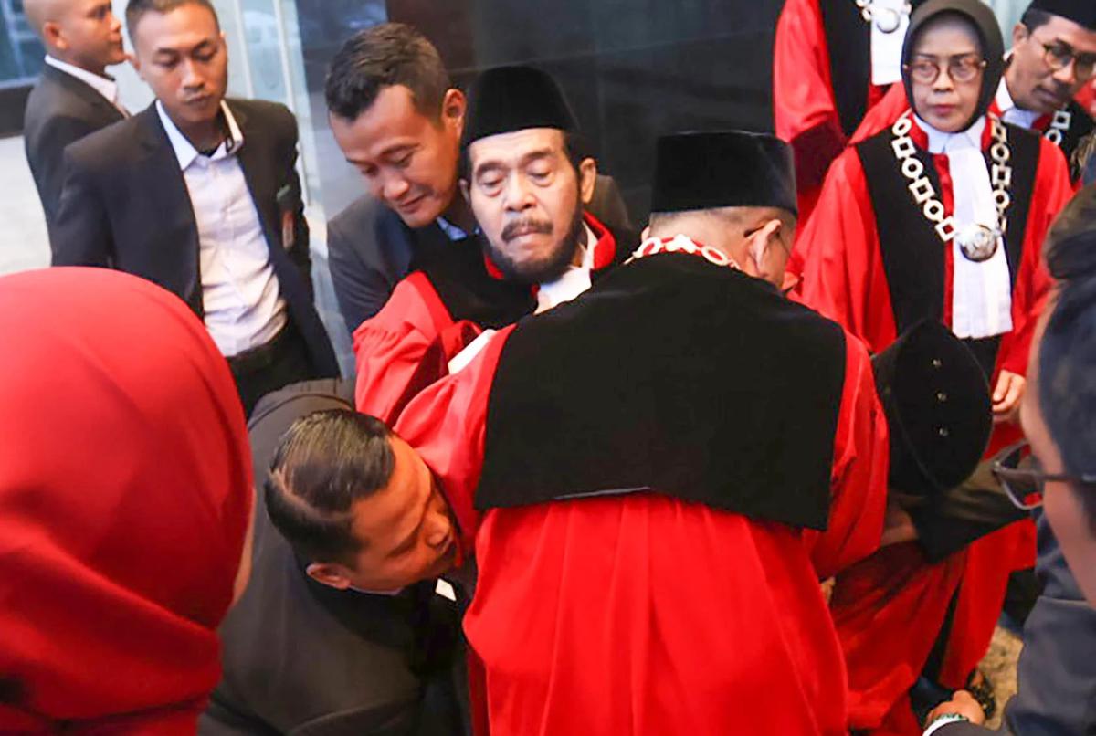FOTO:  Detik Detik Anwar Usman Jatuh Pingsan di Gedung MK