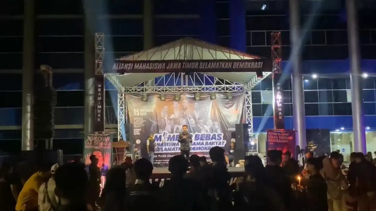 Ribuan mahasiswa yang tergabung dalam Aliansi Mahasiwa Jawa Timur Bersama Masyarakat Selamatkan Demokrasi, menggelar mimbar bebas di Universitas Dr. Soetomo (Unitomo), Kecamatan Sukolilo, Kota Surabaya, Kamis (16/11/2023) (Istimewa)