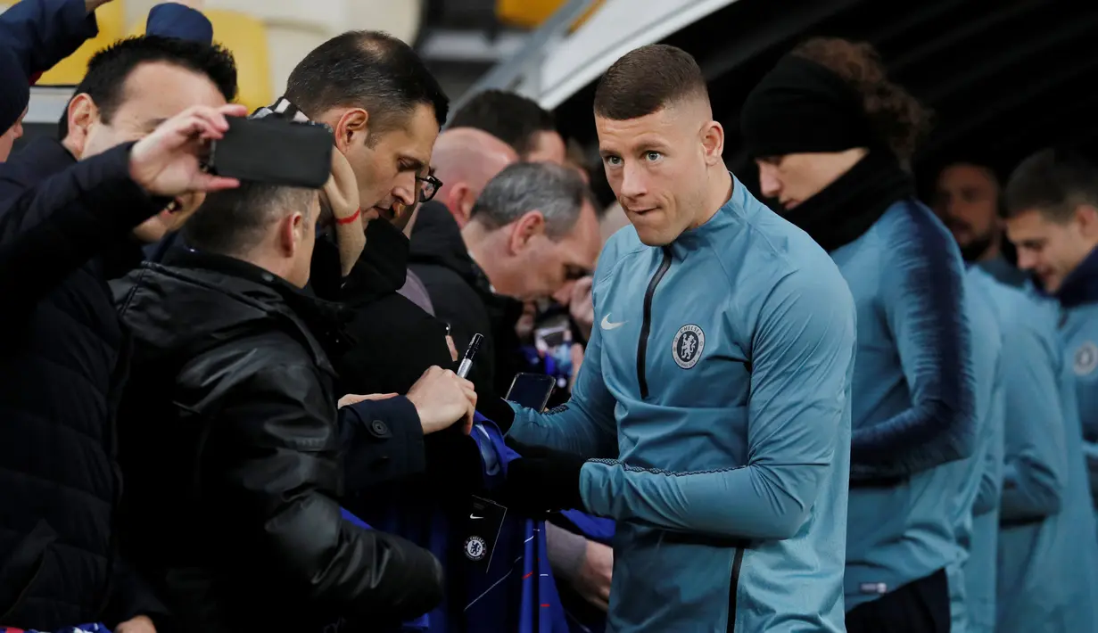 Gelandang Ross Barkley menandatangani jersey  Chelsea kepada penggemar selama sesi pelatihan di NSC Olympiyskiy, Kiev, Ukraina (13/3). Chelsea akan bertanding melawan Dynamo Kiev pada leg kedua babak 16 besar Liga Europa. (Reuters/Valentyn Ogirenko)