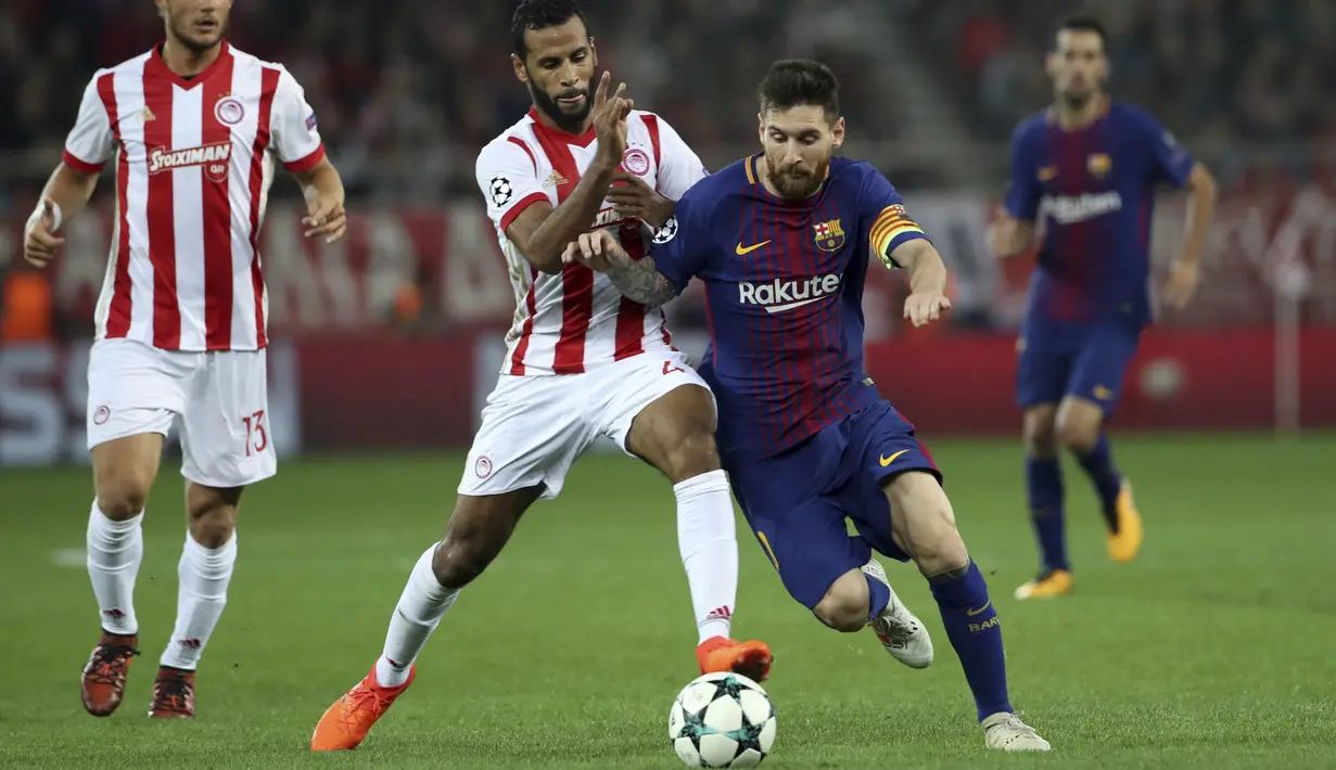 Striker Barcelona, Lionel Messi, berusaha melewati gelandang Olympiakos, Alaixys Romao, pada laga Liga Champions di Stadion Karaiskakis, Selasa (31/10/2017). Barcelona bermain imbang 0-0 dengan Olympiakos. (AP/Petros Giannakouris)