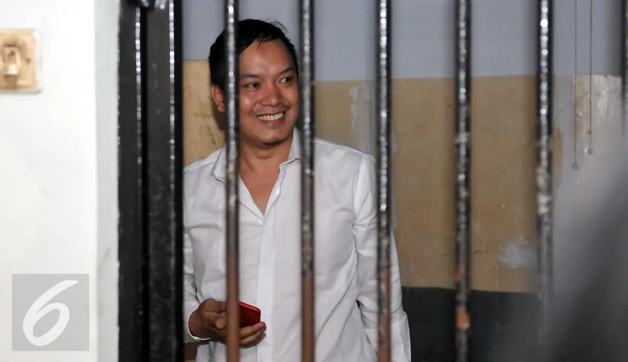 Hengki Kawilarang berada di sel tahanan jelang sidang perdana di PN Jakarta Selatan, Senin (22/6/2015). Hengki diduga telah menggelapkan uang sebesar Rp 1,6 miliar milik Jeng Ana. (Liputan6.com/Panji Diksana)
