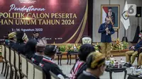 Ketua Komisi Pemilihan Umum (KPU) Hasyim Asy'ari (kanan) menerima Ketua Umum Partai Kebangkitan Nusantara (PKN) I Gede Pasek Suardika saat pendaftaran partai politik calon peserta pemilu tahun 2024 di Kantor KPU, Jakarta, Selasa (2/8/2022). Pada hari kedua pendaftaran, KPU menerima satu partai politik yang akan mendaftarkan diri sebagai calon peserta Pemilu 2024. (Liputan6.com/Faizal Fanani)