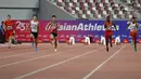 Sprinter Indonesia, Lalu Muhammad Zohri (kanan) beradu kecepatan saat kategori 100 meter pada Kejuaraan Atletik Asia di Doha, Qatar, Senin (22/4). Zohri merebut medali perak dengan catatan waktu 10,13 detik yang juga memecahkan rekor pelari tercepat Asia Tenggara, Suryo Agung. (AP/Vincent Thian)
