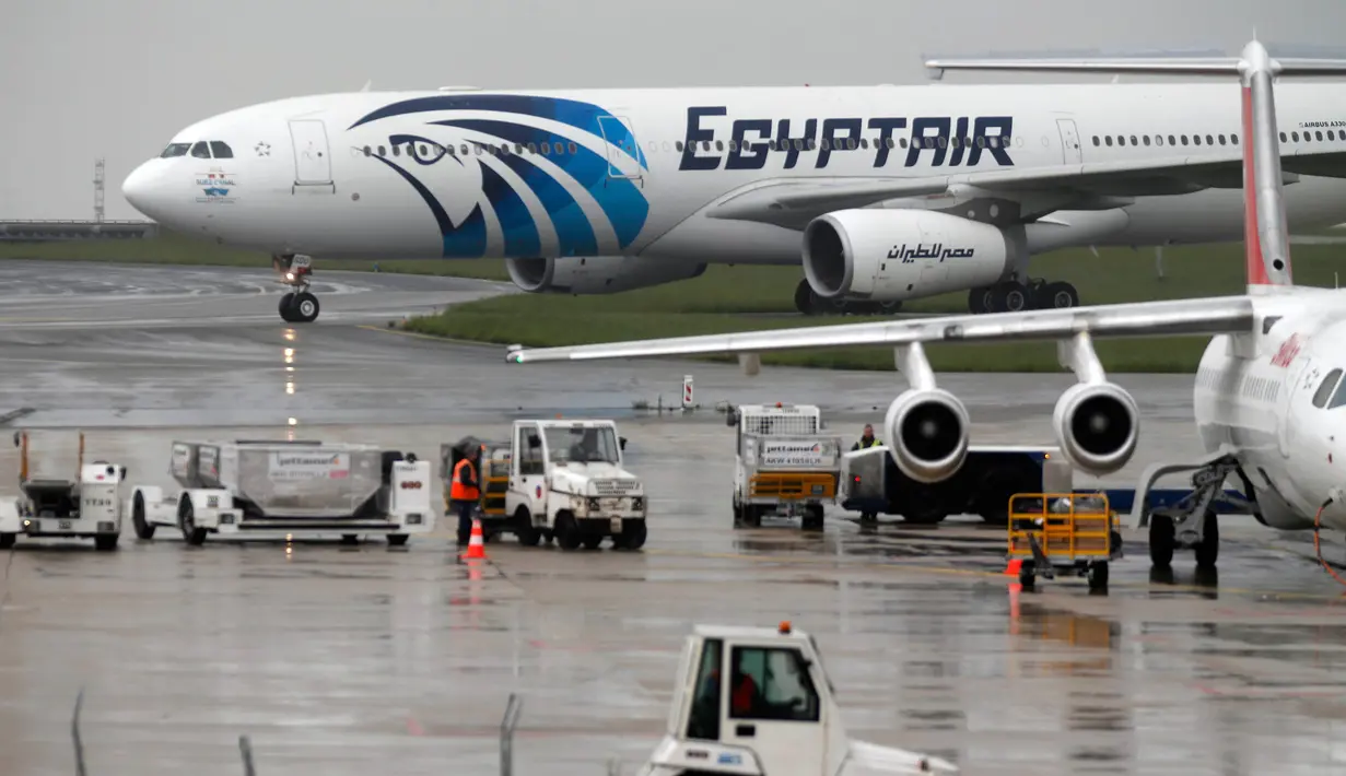 Penerbangan EgyptAir dilaporkan hilang antara Paris dan Kairo, Kamis (19/5). Pesawat tersebut membawa 56 penumpang, termasuk tiga anak-anak, tujuh awak pesawat dan tiga petugas keamanan di dalamnya, Kamis (19/5). (Reuters/ Kevin Cleynhens)