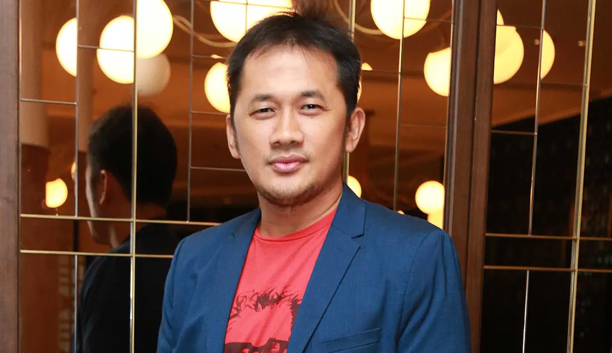 "Ini jomblo milenial. Lebih seru. Saya merasa tidak menemukan satu joke secerdas itu. Pengen bikin film komedi seperti itu. Akhirnya remake film saya sendiri," kata Hanung di Kemang Village, Jakarta Selatan, Jumat (29/9) malam. (Nurwahyunan/Bintang.com)