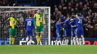  Para pemain Chelsea merayakan gol Diego Costa ke gawang Norwich pada lanjutan Liga Premier Inggris di Stamford Bridge, London, Sabtu (21/11/2015). (Reuters/Matthew Childs)