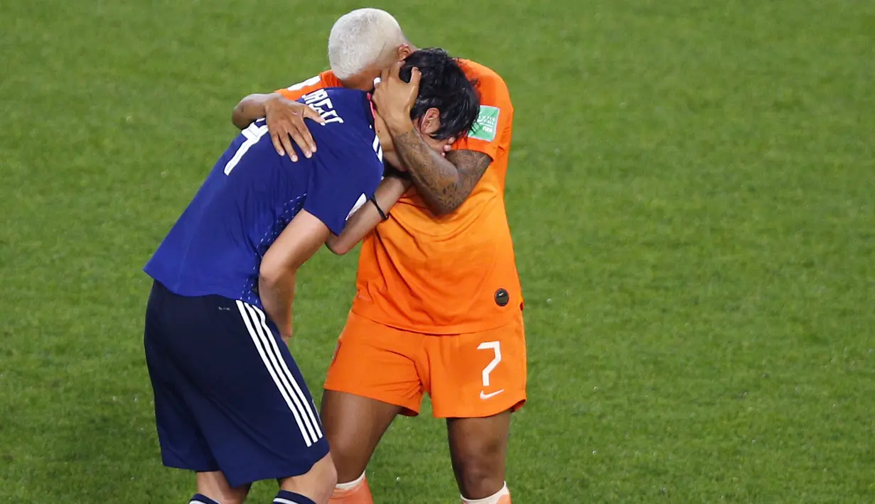 Shanice Van De Sanden (kanan) memeluk Saki Kumagai, setelah Belanda berhasil menang secara dramatis dengan skor 2-1 atas Jepang di Roazhon Park, Rennes pada babak 16 besar Piala Dunia Wanita 2019. ( AP/Francois Mori )