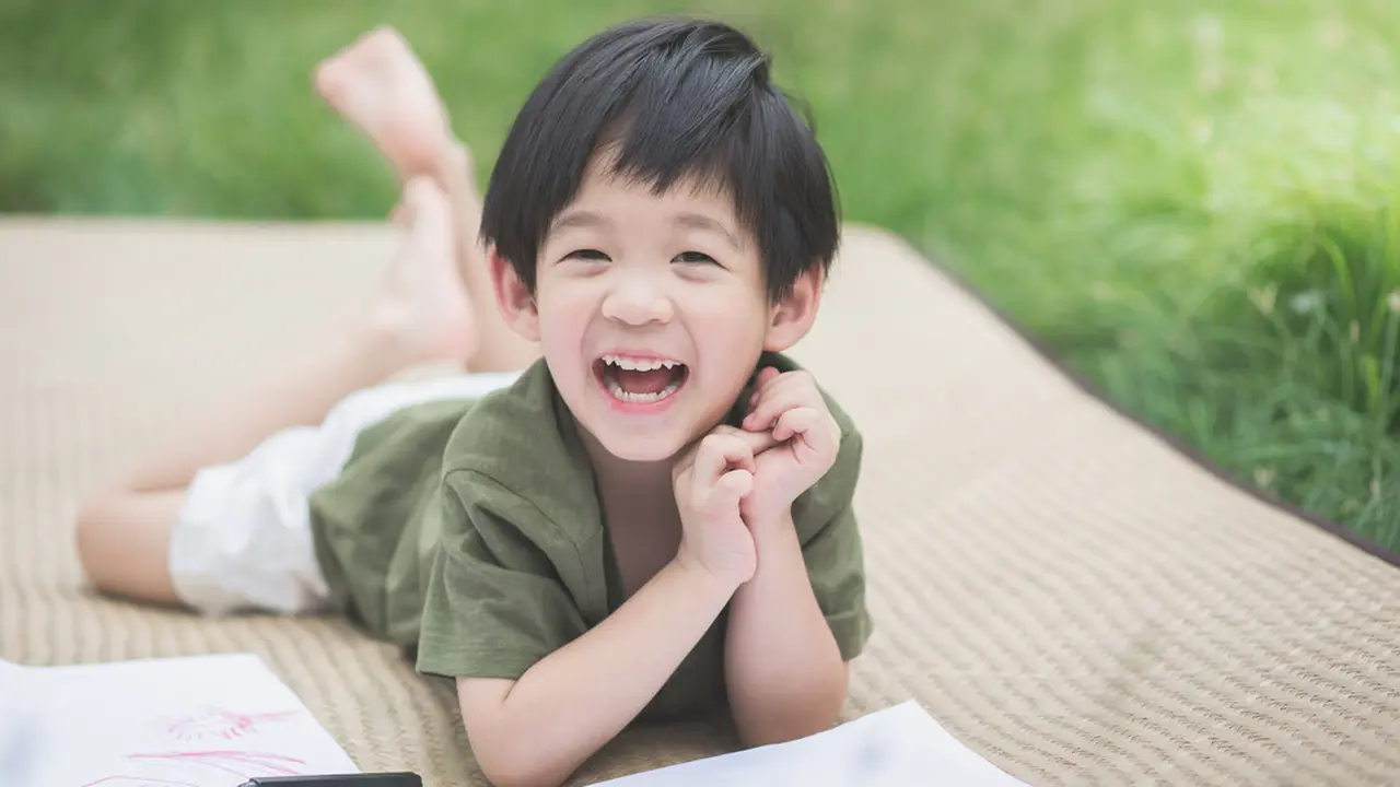 anak kecil bahagia