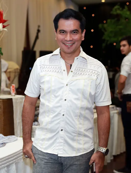 Krisna Mukti. Pada 20 Mei 2015 Krisna Mukti dilaporkan ke Polda Metro Jaya oleh mantan istrinya, Devi Nurmayanti lantaran dugaan KDRT yang dilakukannya serta pencemaran nama baik yang dilakukannya dan manajer, Astrid. (M. Akrom/Bintang.com)