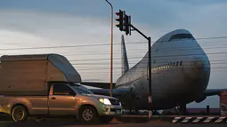 Sebuah pesawat Boeing 747 terlihat di persimpangan jalan raya Nakhon Pathom, Bangkok, Thailand (19/1). Pesawat ini sengaja diletakkan dipersimpangan jalan sebagai hiasan kota. (AFP PHOTO / Christophe Archambault)