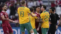 Pemain Timnas Indonesia, Shayne Pattynama (tengah) bersitegang dengan pemain Asutralia, Gethin Jones pada laga 16 besar Piala Asia 2023 yang berlangsung di assim bin Hamad Stadium, Doha, Qatar, Minggu (28/01/2024). (AP Photo/Aijaz Rahi)