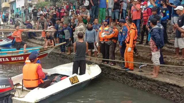Para petugas gabungan BPBD, Basarnas, Poloairud Polres Garut, Jawa Barat tengah membawa salah satu jenazah pengunjung yang tenggelam di pantai selatan Garut.