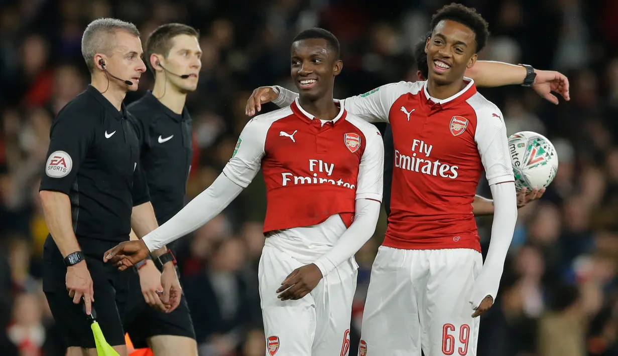Pemain Arsenal, Eddie Nketiah dan rekan setimnya merayakan gol ke gawang Norwich City pada lanjutan Piala Liga Inggris di Emirates Stadium, Rabu (25/10). Pemain 18 tahun itu memborong gol Arsenal saat mengalahkan Norwich City 2-1. (AP/Alastair Grant)