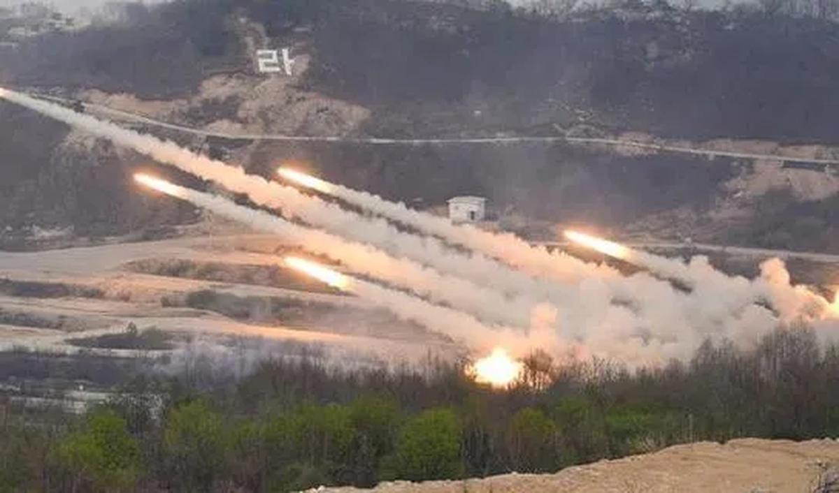 Pada pukul 05.30 WIB, dilakukan skenario latihan gabungan tank amfibi yang mendarat di Pantai Banongan.