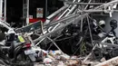 Sejumlah sepeda motor tertimpa gedung yang ambruk di Jalan Brigjen Katamso, Kota Bambu Selatan, Palmerah, Jakarta Barat, Senin (6/1/2020). Tiga orang dilaporkan terluka akibat tertima material gedung empat lantai tersebut. (Liputan6.com/Johan Tallo)