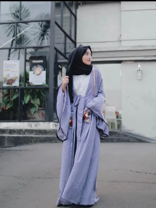 Outer katun layaknya kimono ini juga dapat menjadi inspirasi baju lebaranmu, lho, (instagram/shireeenz)