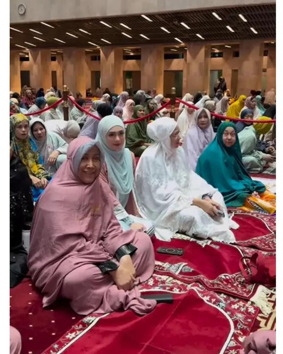 Jalani Puasa Usai Mualaf, Ini 6 Potret Celine Evangelista Antusias Belajar Islam