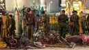 Sejumlah petugas melakukan penyelidikan di lokasi meledaknya bom motor di luar Kuil Erawan di pusat kota Bangkok, Thailand, Senin (17/8/2015). Bom motor tersebut diketahui telah menewaskan sekitar 27 warga. (REUTERS/Athit Perawongmetha)