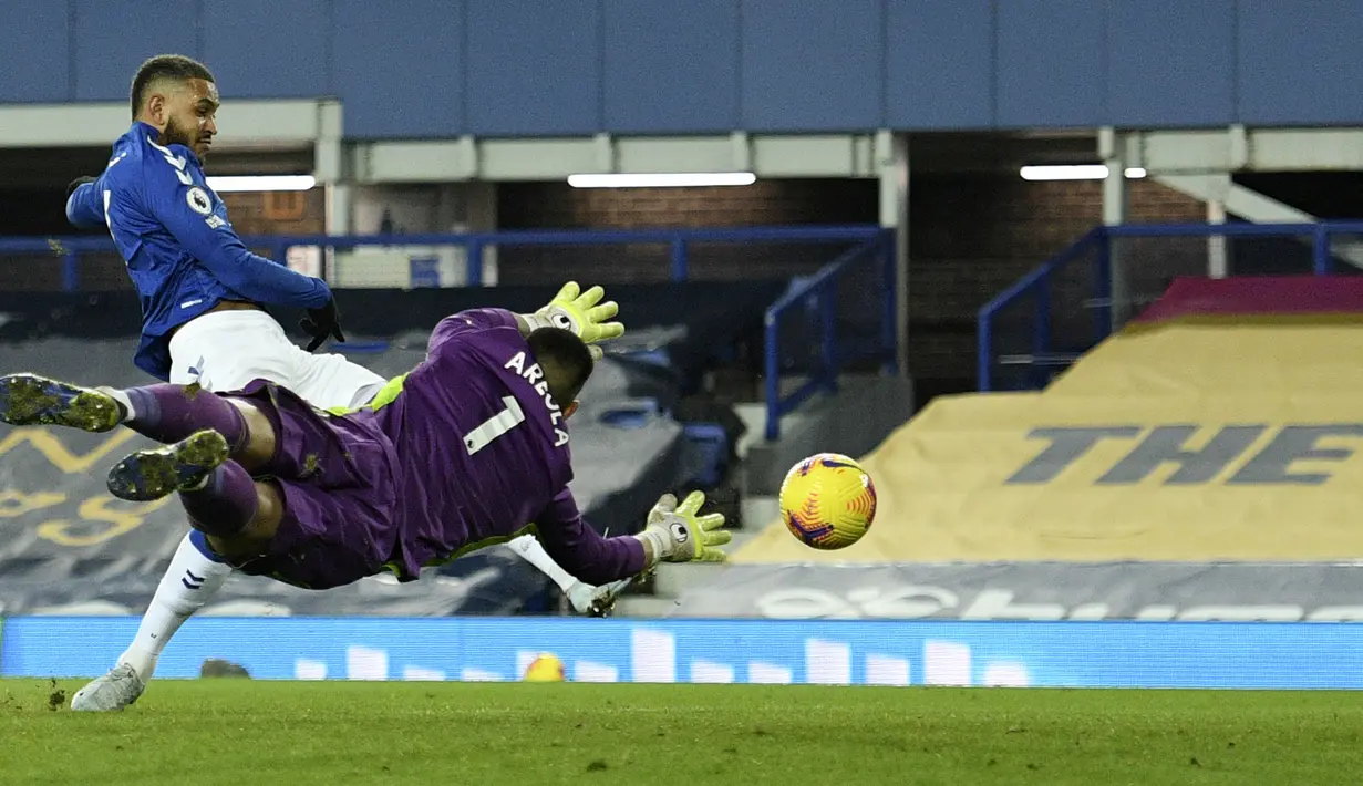 Striker Everton, Joshua King (kiri) mencetak gol ke gawang Fulham yang akhirnya dianulir wasit dalam laga lanjutan Liga Inggris 2020/21 pekan ke-24 di Goodison Park, Liverpool, Minggu (14/2/2021). Everton kalah 0-2 dari Fulham. (AP/Oli Scarff/Pool)
