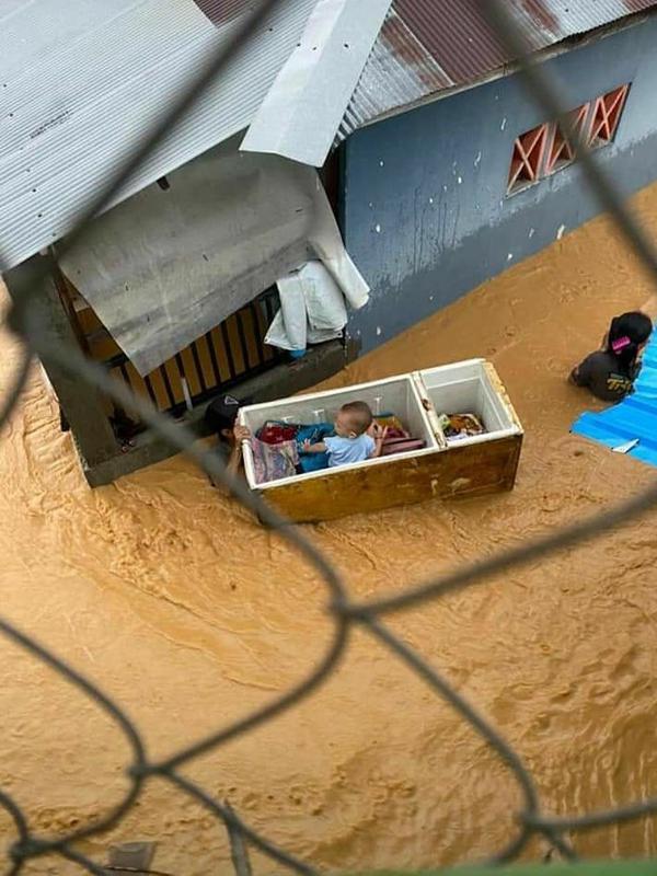 Potret Perjuangan Orang Tua Evakuasi Anaknya Saat Banjir, Bikin Haru. (Sumber: Twitter/giewahyudi)