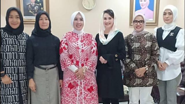 Ragam Gaya Berkerudung Arumi Bachsin Yang Berulang Tahun Hari Ini Lifestyle Liputan6 Com