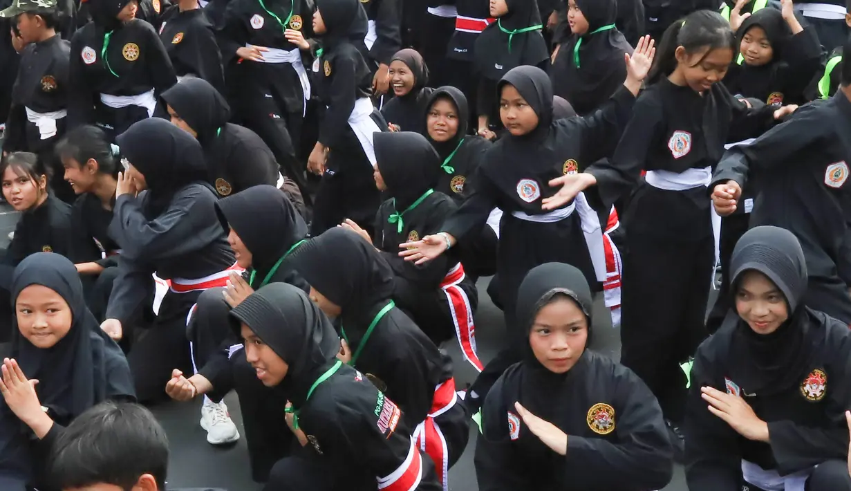 Pesilat dari berbagai perguruan silat se-Jabodetabek mengikuti Flash Mob Pencak Silat saat kegiatan CFD di kawasan Bundaran HI Jakarta, Minggu, 9 Agustus 2026. (KLY/Arie Basuki)