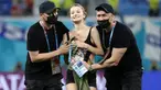 Petugas keamanan stadion menghentikan seorang penyusup lapangan wanita ketika pertandingan sepak bola Grup B UEFA EURO 2020 antara Finlandia melawan Belgia di Stadion Krestovsky, Saint Petersburg, Rusia, pada 21 Juni 2021. (AFP/Pool/Anatoly Maltsev)