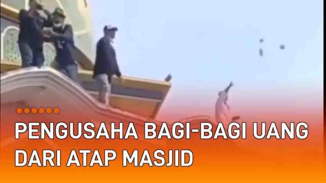 Aksi bagi-bagi uang oleh pengusaha kembali terjadi. Beberapa pria pengusaha pecel lele membagikan uang dari atap masjid. Disebut terjadi di Desa Bugoharjo, Lamongan, Jawa Timur (9/5/2022).