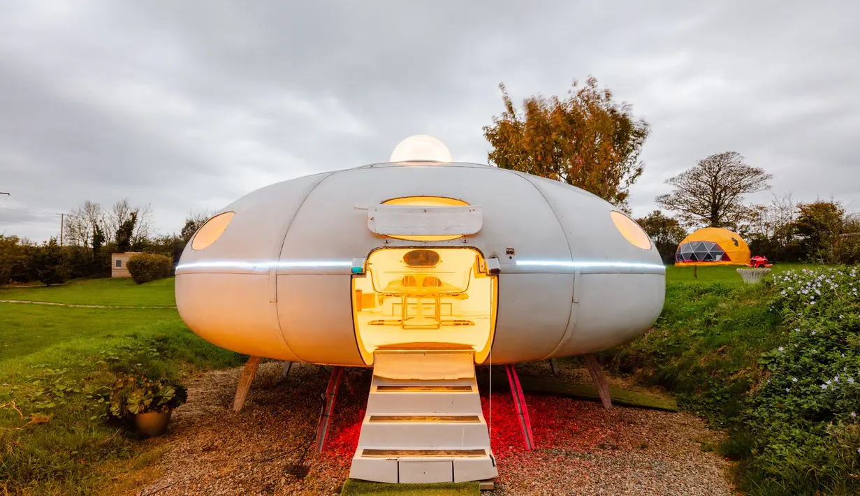 Futuro styled Flying Saucer, Redberth, Inggris berikan pengalaman akomodiasi bertema UFO. Meskipun bukan pesawat yang sesungguhnya, namun tempat ini memberikan suasana seakan sedang menginap di luar angkasa. (airbnb)