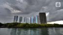 Gedung-gedung bertingkat dengan latar belakang awan cumulonimbus terlihat di perairan Teluk Jakarta, Minggu (10/1/2021). Sejak beberapa hari terakhir, perairan Teluk Jakarta diselimuti cuaca ekstrem yang berbahaya bagi pelayaran dan penerbangan. (merdeka.com/Arie Basuki)