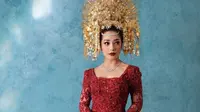 Nikita Willy mengenakan kebaya karya Myrna Myura yang dilengkapi sunting emas yang menghiasi kepalanya (Dok.Instagram/@myrnamyura/https://www.instagram.com/p/CGZHmVBHhlZ/Komarudin)
