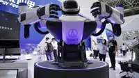 Pengunjung berdiri di dekat robot yang diproduksi China Aerospace Science and Technology Corporation yang menangani program luar angkasa China selama Pameran Airshow China 2021 di Zhuhai di provinsi Guangdong, China (38/9/2021). (AP Photo/Ng Han Guan)