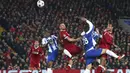 Ekspresi para pemain Liverpool dan FC Porto saat berebut bola pada leg kedua Liga Champions di Anfield Stadium, Liverpool, (6/3/2018). Liverpool bermain imbang 0-0. (AP/Dave Thompson)