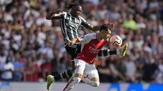 Bek Manchester United (MU) Aaron Wan-Bissaka berebut bola dengan penyerang Arsenal Gabriel Martinelli pada pekan keempat Liga Inggris 2023/2024 di Emirates Stadium, Minggu (3/9/2023) waktu setempat. (AP Photo/Kirsty Wigglesworth)