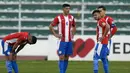 Para pemain Paraguay berdiri di lapangan setelah kalah 4-0 dari Bolivia pada akhir pertandingan kualifikasi Piala Dunia 2022 di Stadion Hernando Siles, La Paz, Bolivia, Kamis (14/10/2021). Bolivia menang 4-0. (AP Photo/Juan Karita)