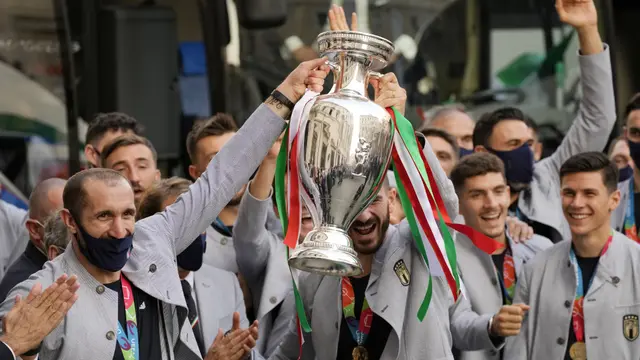 Foto Piala Eropa: Lautan Manusia Sambut Juara Euro 2020 Timnas Italia di Kota Roma