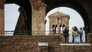 Orang-orang mengunjungi Colosseum setelah kembali dibuka, Roma, Italia, Senin (1/2/2021). Italia mencabut sebagian langkah pembatasan yang bertujuan untuk menahan penyebaran COVID-19 pada 1 Februari 2021. (Cecilia Fabiano/LaPresse via AP)