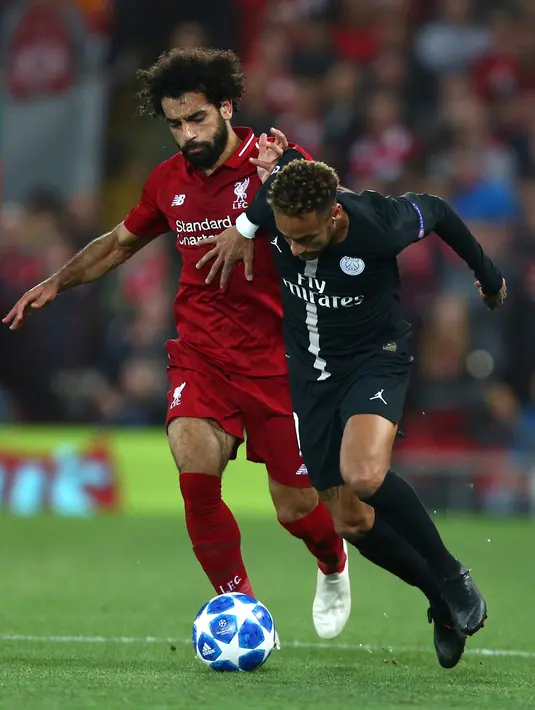Gelandang Liverpool, Mohamed Salah (kiri) berebut bola dengan striker Paris Saint-Germain (PSG) Neymar saat bertanding di Liga Champions di Anfield, Liverpool, Inggris, Selasa (18/9). Liverpool membungkam PSG 3-2. (AP Photo/Dave Thompson)