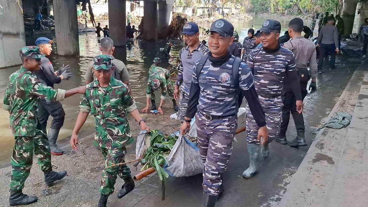 Hari ke-4 Pasca Banjir di Bali, TNI AL Terus Bantu Warga dan Sisir Sungai Cari Korban Hilang