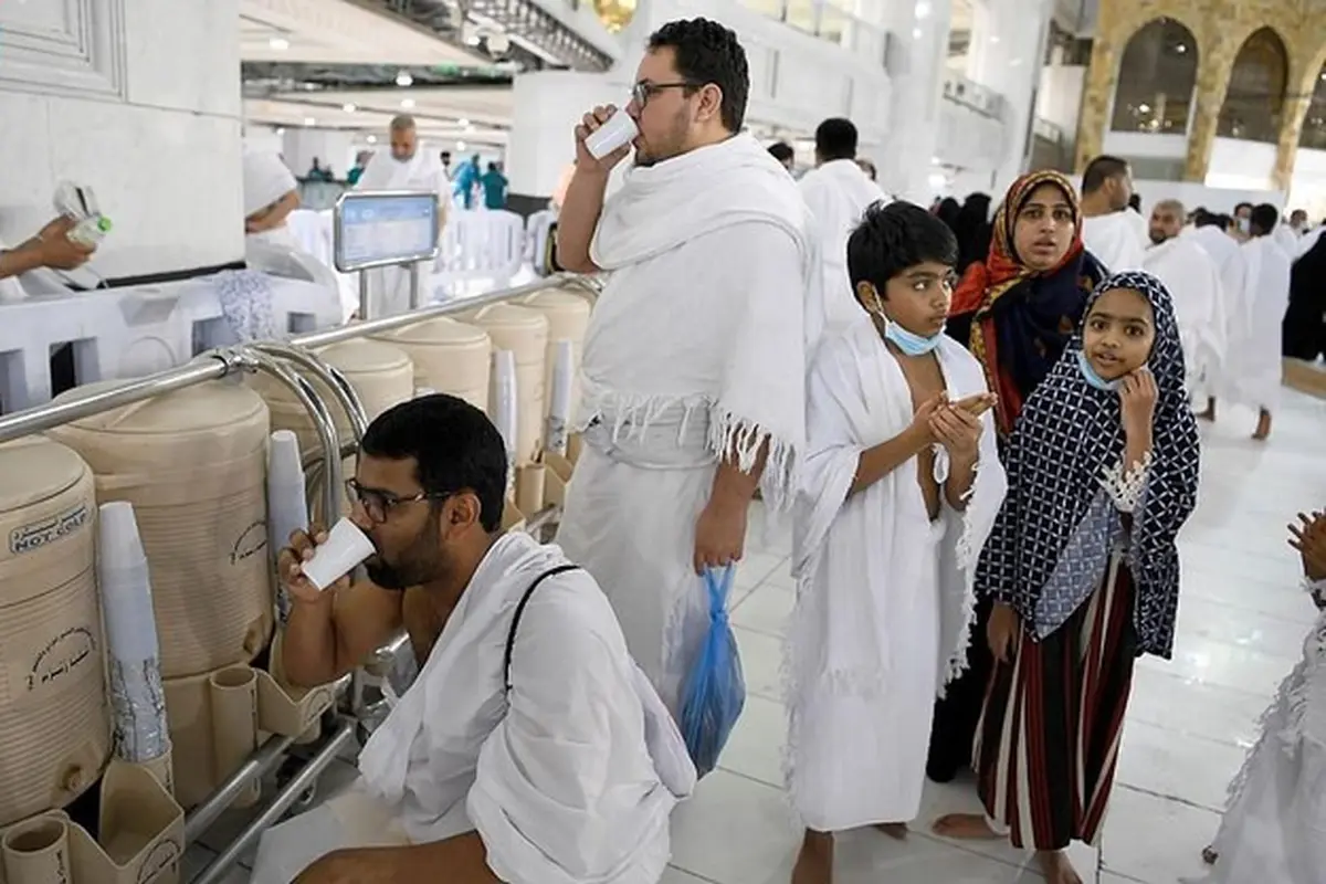 Air Zamzam dibagikan kepada pengunjung di Masjidil Haram saat Ramadhan. (SPA)