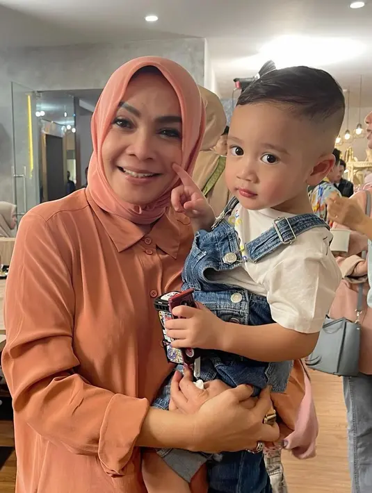 Di media sosial Rieta Amilia banyak membagikan potretnya bersama Rayyanza dan Rafathar. Selain terlihat bahagia, Rieta juga tampil dengan gaya busananya yang asyik.  [Foto: Instagram/rieta_amilia]