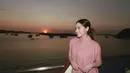 Berpose dengan latar matahari terbenam yang indah, Nagita Slavina memancarkan pesona kecantikan alaminya dengan pulasan makeup natural.  [@raffinagita1717].