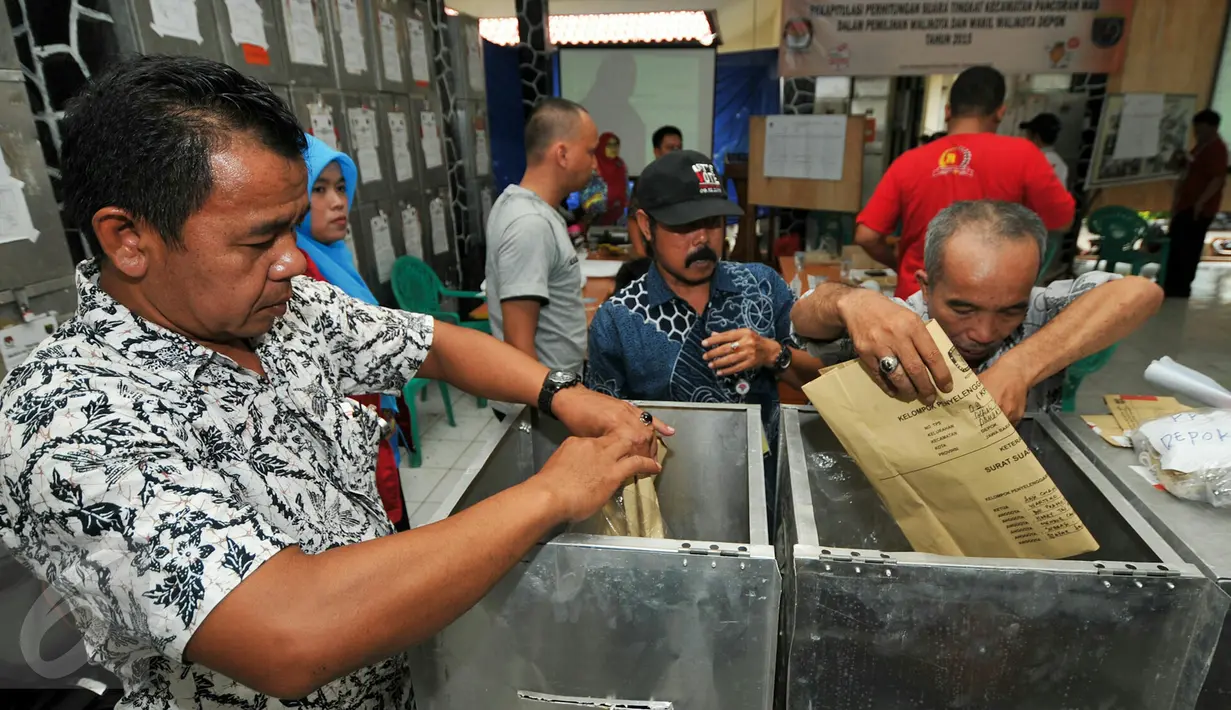 Petugas melakukan proses rekapitulasi surat suara Pilkada Depok 2015 di Kecamatan Pancoran Mas, Depok, Jumat (11/12). Rekapitulasi penghitungan surat suara tingkat kecamatan ini akan berlangsung dari 10-16 Desember mendatang. (Liputan6.com/Yoppy Renato)
