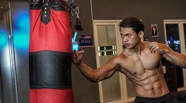 Irfan Sebaztian merupakan kekasih Irma Darmawangsa yang sudah cukup lama menjalin kasih. Selama menjalni hubungan, keduanya kerap kali diterpa isu miring. Mulai dari pacaran settingan hingga isu putus nyambung. (FOTO: instagram.com/@irfansebaztian15)