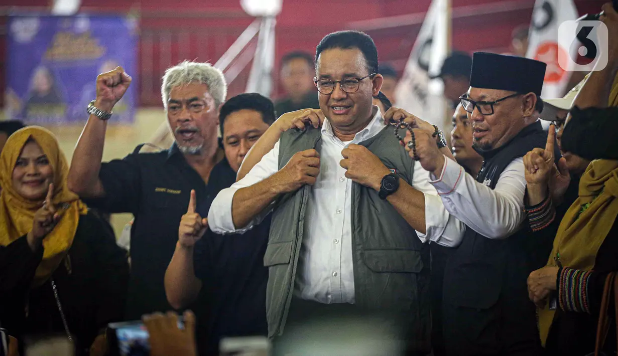 "Saya meyakini pengalaman di Jakarta kemarin, ketika kita tidak memegang palu di DPRD, ada agenda-agenda penting yang tidak bisa dilaksanakan, contohnya, DKI Jakarta itu punya saham di pabrik bir. Memang pemerintah perlu punya saham di pabrik bir? Jadi harus diapain? Dijual, dilepas," ujar Anies. (Liputan6.com/Faizal Fanani)