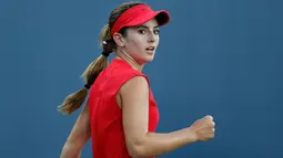 Catherine Bellis merayakan pukulan bola yang masuk saat melawan Alize Cornet di Bank of the West Classic di Stanford, California (31/7). Pada tanggal 12 Juni 2017, dia mencapai peringkat terbaiknya di nomor 40 dunia. (AFP Photo/Lachlan Cunningham)