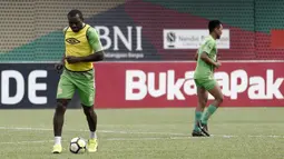 Pemain Bhayangkara FC, Herman Dzumafo, mengontrol bola saat latihan di Stadion PTIK, Jakarta, Minggu (2/12). Latihan ini persiapan jelang laga Liga 1 melawan PSM Makassar. (Bola.com/Yoppy Renato)